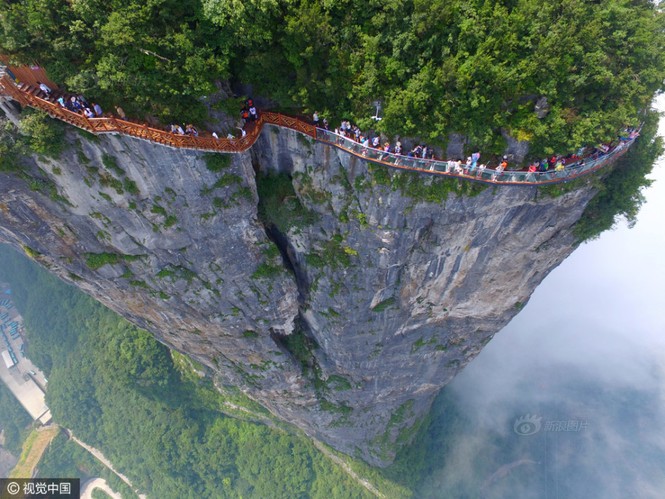 'Thót tim' du ngoạn trên cầu kính bên vách núi cao 1.500 m - ảnh 4