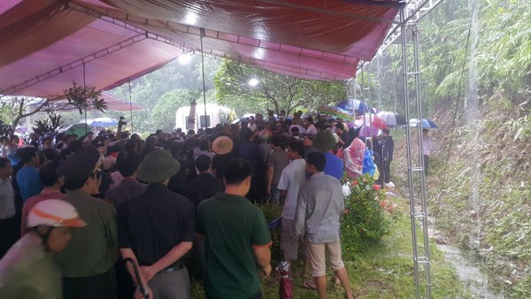 Hàng ngàn người đội mưa đưa tiễn Bí thư Tỉnh ủy Yên Bái - ảnh 2