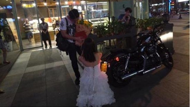 Cô gái mang xe phân khối lớn, giấy tờ nhà cầu hôn bạn trai - ảnh 1