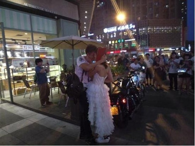 Cô gái mang xe phân khối lớn, giấy tờ nhà cầu hôn bạn trai - ảnh 4