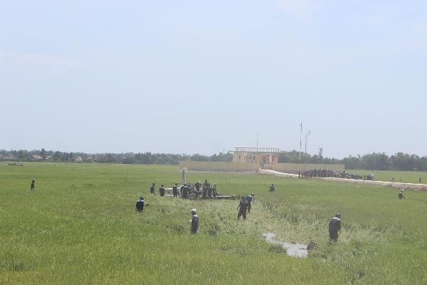 Cận cảnh hiện trường vụ rơi máy bay quân sự ở Phú Yên - ảnh 4
