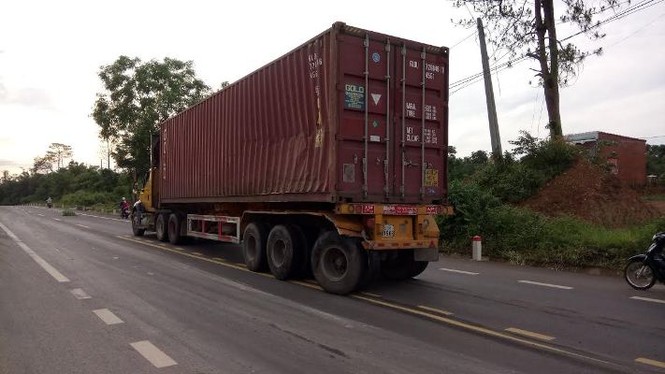Xe tải đâm nát hông xe con, tài xế chết thảm trong cabin - ảnh 3