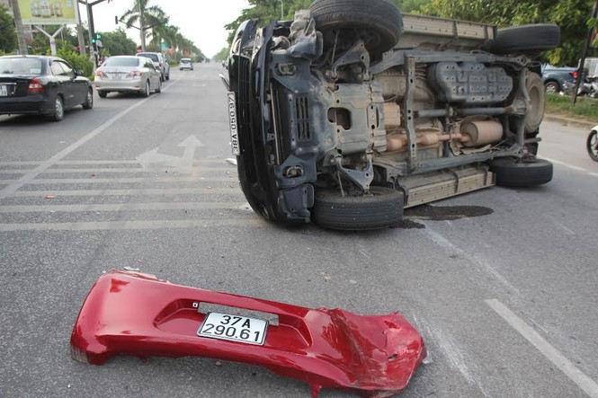 Ô tô bị tông văng qua dải phân cách, 2 tài xế nhập viện - ảnh 1