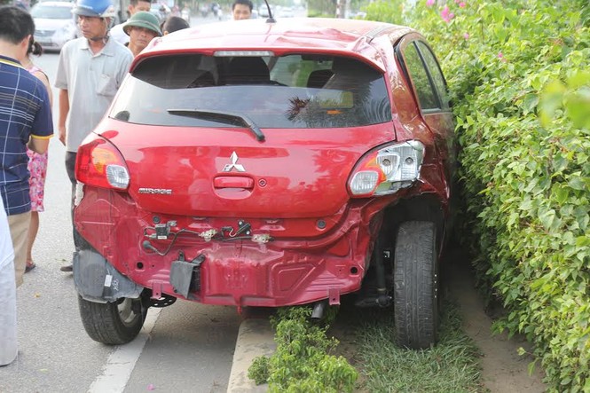 Ô tô bị tông văng qua dải phân cách, 2 tài xế nhập viện - ảnh 2