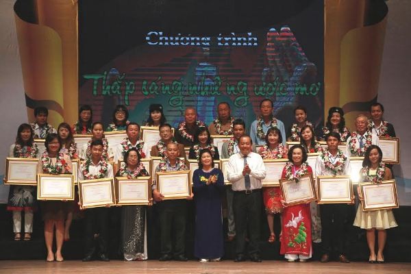 Phó Thủ tướng Trương Hòa Bình tặng quà cho trẻ em có hoàn cảnh đặc biệt - ảnh 2