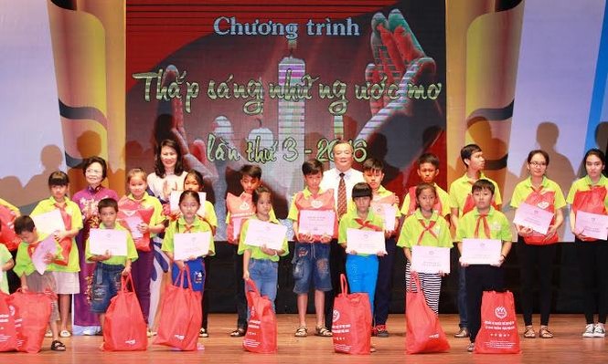 Phó Thủ tướng Trương Hòa Bình tặng quà cho trẻ em có hoàn cảnh đặc biệt - ảnh 3