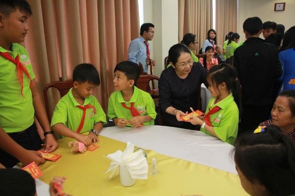 Phó Thủ tướng Trương Hòa Bình tặng quà cho trẻ em có hoàn cảnh đặc biệt - ảnh 5