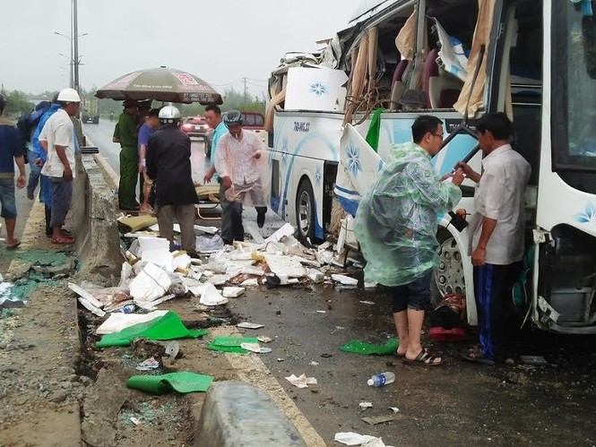 Xe khách chở 20 khách tông dải phân cách, 1 người chết - ảnh 1
