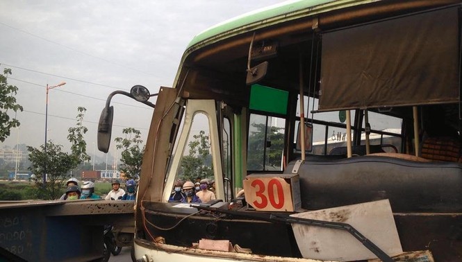 Liên tiếp tai nạn trong buổi sáng, xa lộ Hà Nội ùn tắc kinh hoàng - ảnh 1