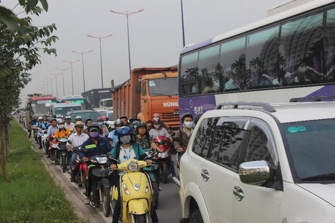 Liên tiếp tai nạn trong buổi sáng, xa lộ Hà Nội ùn tắc kinh hoàng - ảnh 3