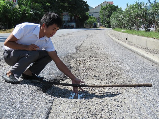 Vừa tu sửa, đường nghìn tỷ đã dày đặc ổ gà, ổ trâu - ảnh 1