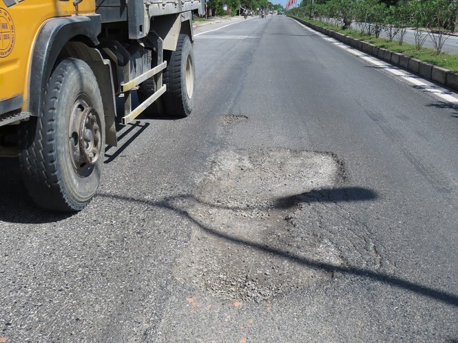 Vừa tu sửa, đường nghìn tỷ đã dày đặc ổ gà, ổ trâu - ảnh 3