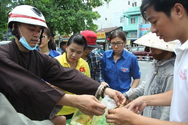 Trao tặng hơn 1.200 phần ăn trưa cho bà con nghèo tại bệnh viện Nhi đồng 1 - ảnh 3