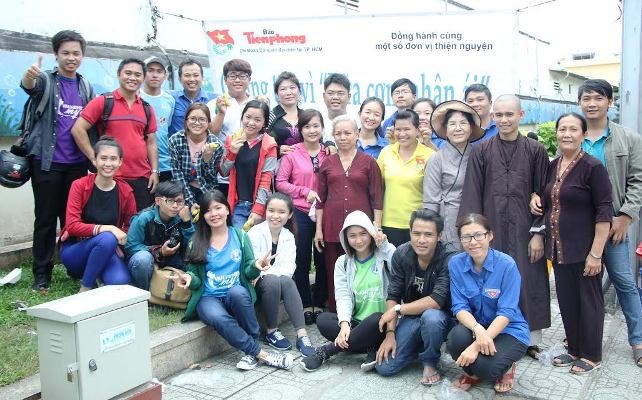 Trao tặng hơn 1.200 phần ăn trưa cho bà con nghèo tại bệnh viện Nhi đồng 1 - ảnh 4