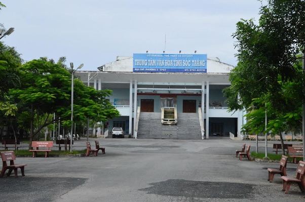 Trung tâm văn hóa tỉnh Sóc Trăng bị lửa thiêu rụi giữa trời mưa - ảnh 1