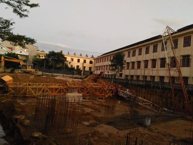 Cần cẩu đổ sập khiến một học sinh tử vong - ảnh 1