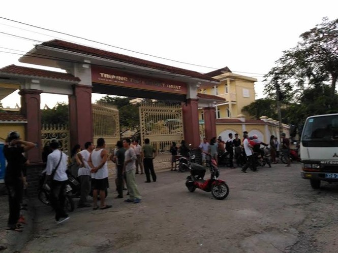 Cần cẩu đổ sập khiến một học sinh tử vong - ảnh 2