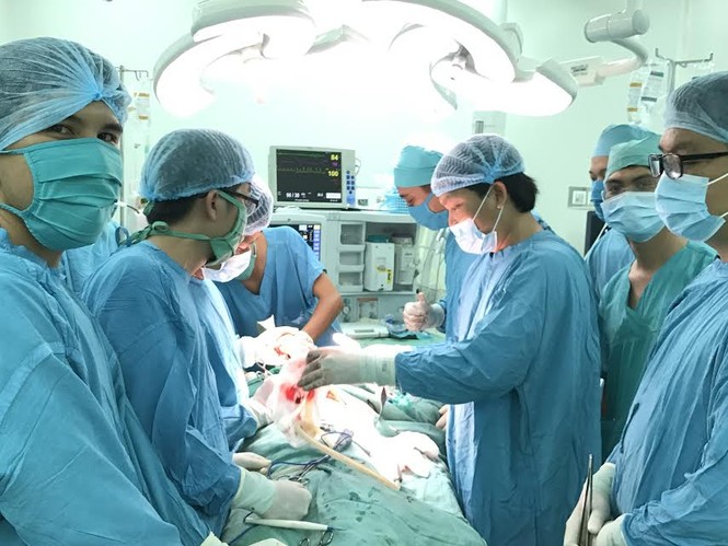 Cứu sống nạn nhân bị bạn nhậu đâm thấu tim - ảnh 1