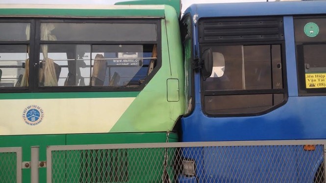 Ba xe buýt tông liên hoàn, hàng trăm hành khách hoảng hồn - ảnh 1