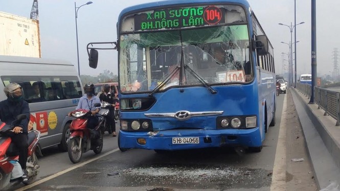 Ba xe buýt tông liên hoàn, hàng trăm hành khách hoảng hồn - ảnh 2