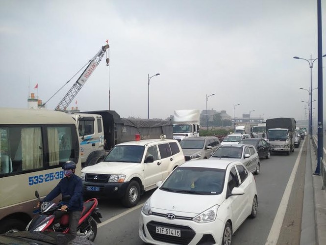 Ba xe buýt tông liên hoàn, hàng trăm hành khách hoảng hồn - ảnh 3