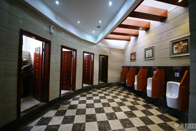 nhà vệ sinh năm sao - ảnh 2
