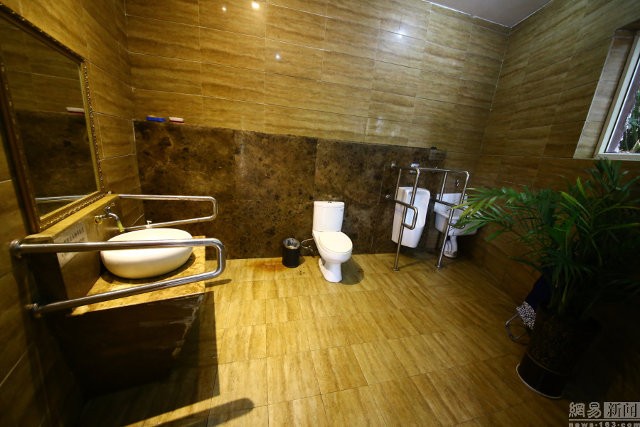 nhà vệ sinh năm sao - ảnh 3