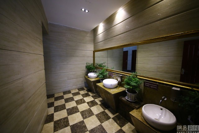 nhà vệ sinh năm sao - ảnh 4