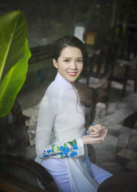 Người đẹp Thúy Vi tinh khôi trong tà áo dài trắng - ảnh 2