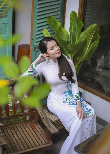 Người đẹp Thúy Vi tinh khôi trong tà áo dài trắng - ảnh 6