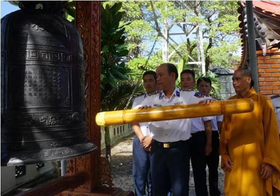 Tàu Cảnh sát biển 8002 thăm đảo Sinh Tồn - ảnh 2