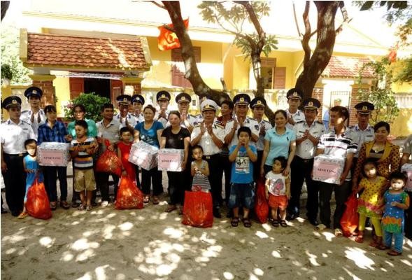 Tàu Cảnh sát biển 8002 thăm đảo Sinh Tồn - ảnh 3