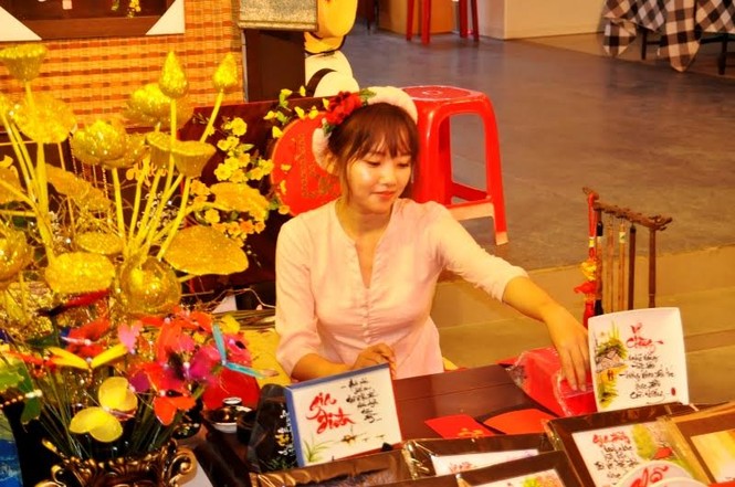 Lung linh phố ông đồ giữa lòng Sài Gòn - ảnh 7