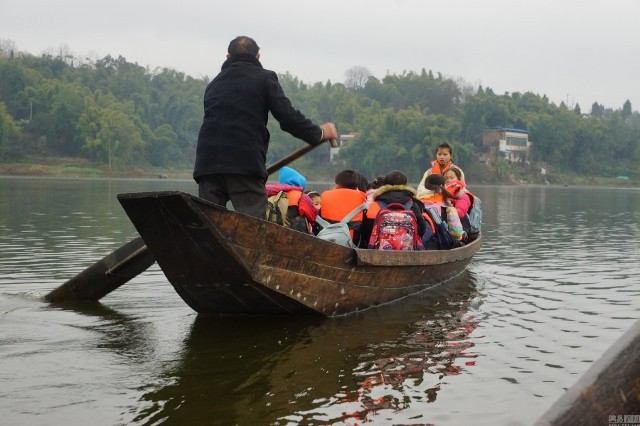 Thầy giáo 10 năm lái đò miễn phí đưa học sinh đến trường - ảnh 5