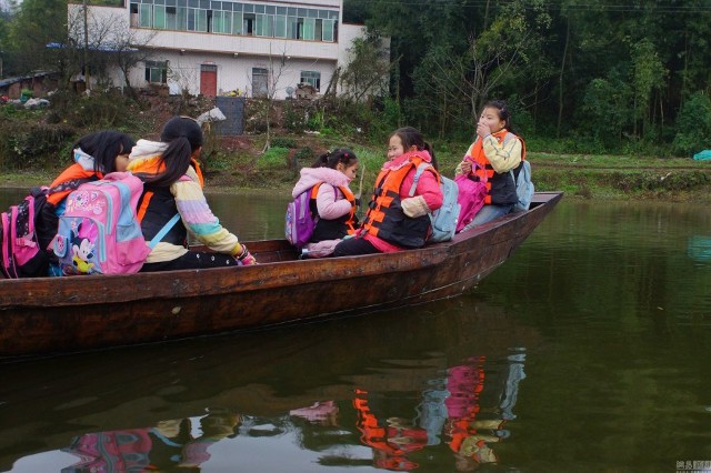 Thầy giáo 10 năm lái đò miễn phí đưa học sinh đến trường - ảnh 6