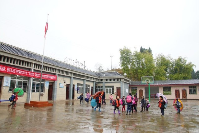 Thầy giáo 10 năm lái đò miễn phí đưa học sinh đến trường - ảnh 7