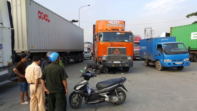 Xe máy găm chặt vào đầu xe container sau cú đâm kinh hoàng - ảnh 2