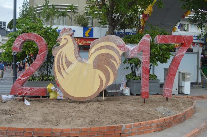 Cặp gà 'khủng' ra đường hoa Tết Đinh Đậu - ảnh 2