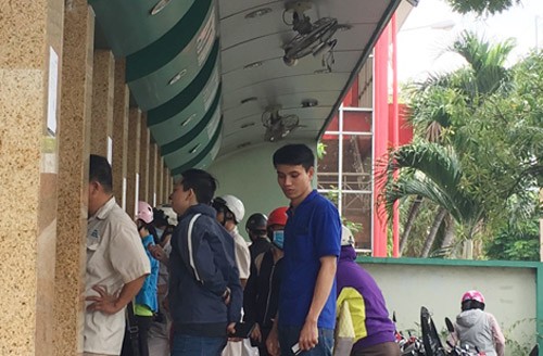 ATM, phòng giao dịch ngân hàng ở Hà Nội quá tải ngày cận Tết - ảnh 2