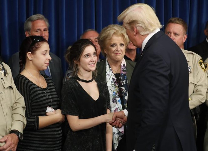 Tổng thống Trump 'né' vấn đề kiểm soát súng trong chuyến thăm Las Vegas - ảnh 1