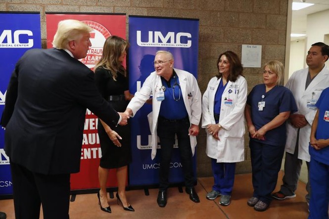 Tổng thống Trump 'né' vấn đề kiểm soát súng trong chuyến thăm Las Vegas - ảnh 3