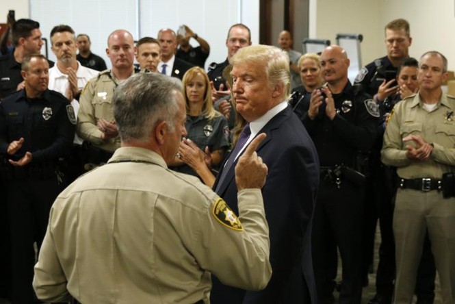 Tổng thống Trump 'né' vấn đề kiểm soát súng trong chuyến thăm Las Vegas - ảnh 2
