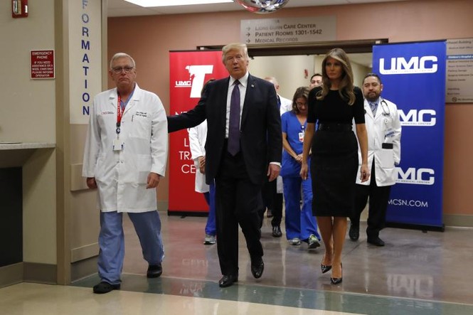 Tổng thống Trump 'né' vấn đề kiểm soát súng trong chuyến thăm Las Vegas - ảnh 4