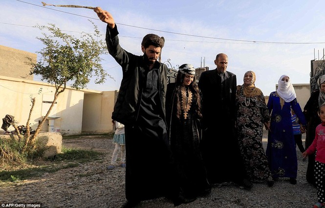 Đám cưới đầu tiên ở Raqqa sau ngày giải phóng khỏi IS - ảnh 11