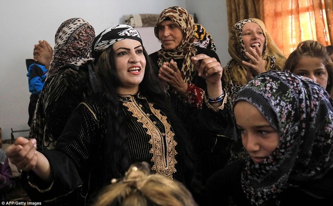 Đám cưới đầu tiên ở Raqqa sau ngày giải phóng khỏi IS - ảnh 14