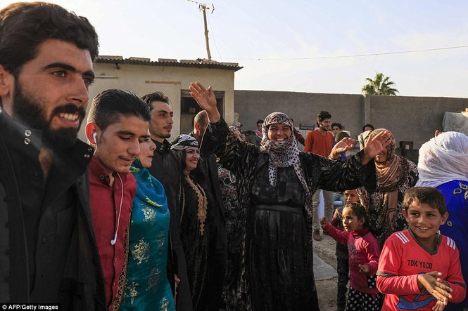 Đám cưới đầu tiên ở Raqqa sau ngày giải phóng khỏi IS - ảnh 15