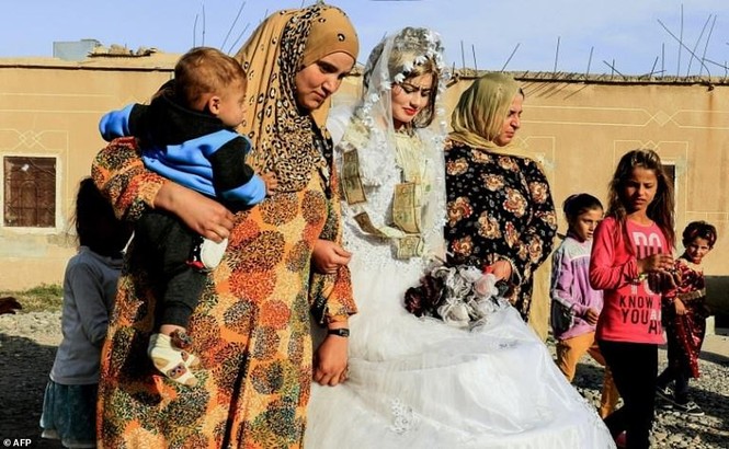 Đám cưới đầu tiên ở Raqqa sau ngày giải phóng khỏi IS - ảnh 1