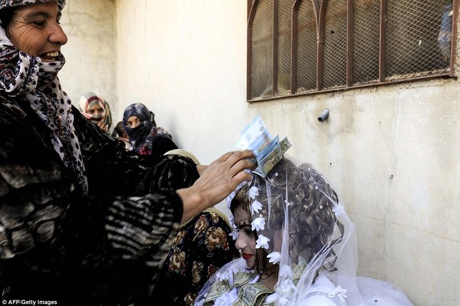 Đám cưới đầu tiên ở Raqqa sau ngày giải phóng khỏi IS - ảnh 2