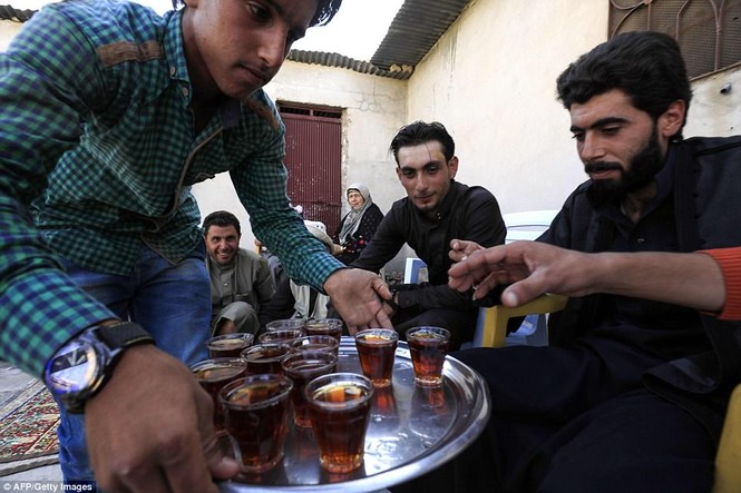 Đám cưới đầu tiên ở Raqqa sau ngày giải phóng khỏi IS - ảnh 3