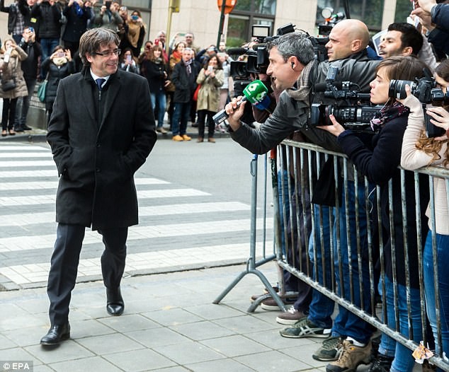 Puigdemont bác tin bỏ trốn, Madrid hủy tuyên bố độc lập của Catalonia - ảnh 3